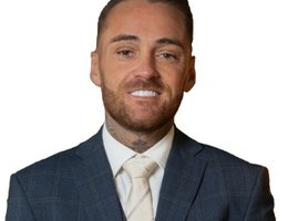 العميل Liam Briggs