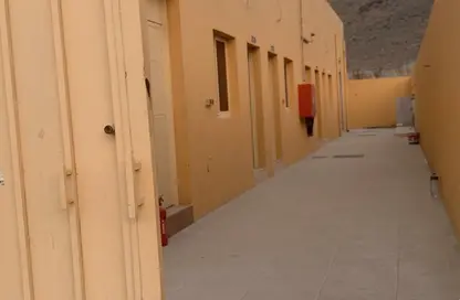 سكن عمال - استوديو - 8 حمامات للايجار في الفجيرة وسط المدينة - الفجيرة