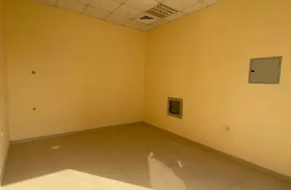 Shop - Studio for rent in Al Qulaya'ah - Al Sharq - Sharjah