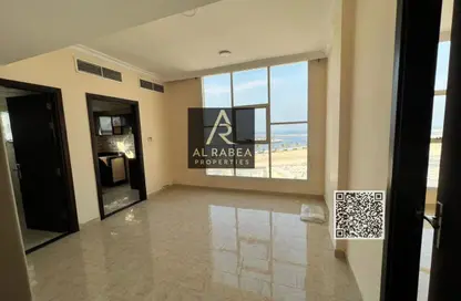 Apartment - 1 Bedroom - 2 Bathrooms for rent in Corniche Tower - Ajman Corniche Road - Ajman