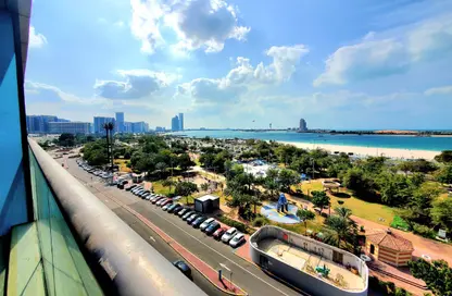 Apartment - 3 Bedrooms - 4 Bathrooms for rent in Wave tower - Corniche Road - Abu Dhabi