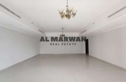 Apartment - 4 Bedrooms - 5 Bathrooms for rent in Robot Park Tower - Al Khan - Sharjah