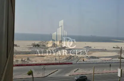 شقة - 2 غرف نوم - 2 حمامات للايجار في مساكن كورنيش عجمان - طريق كورنيش عجمان - عجمان